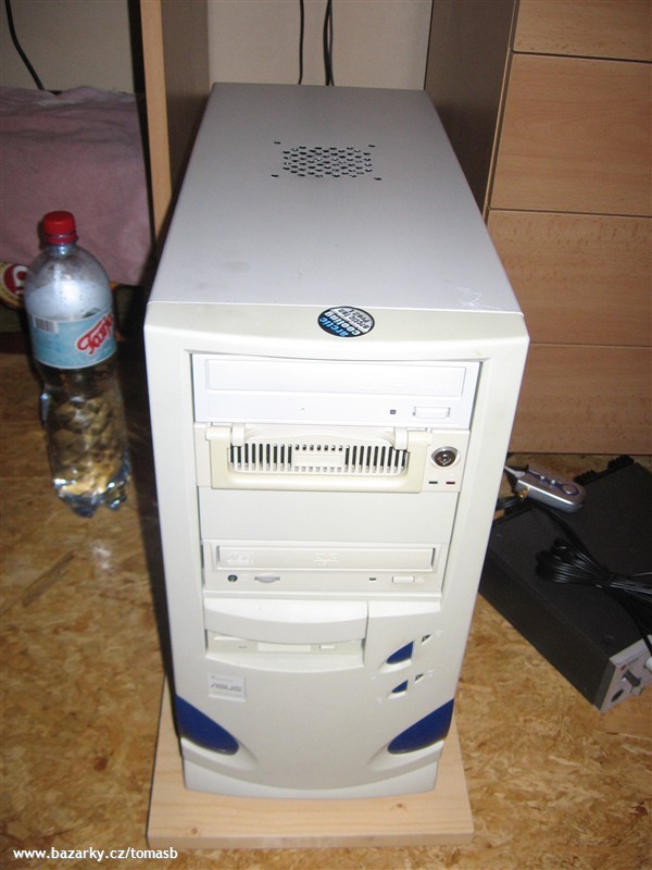 PC AMD Athlon XP 2000+, 768 RAM, GeForce 7600GS, 120GB Seagate, ASUS deska - Pohled ze pedu.
