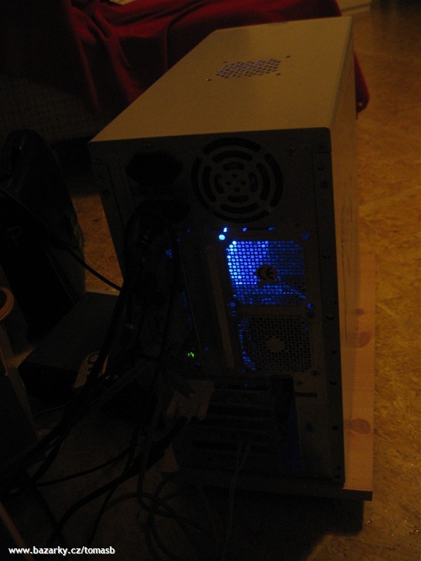 PC AMD Athlon XP 2000+, 768 RAM, GeForce 7600GS, 120GB Seagate, ASUS deska - Zadn strana, prosvcen modrou od chladie procesoru.