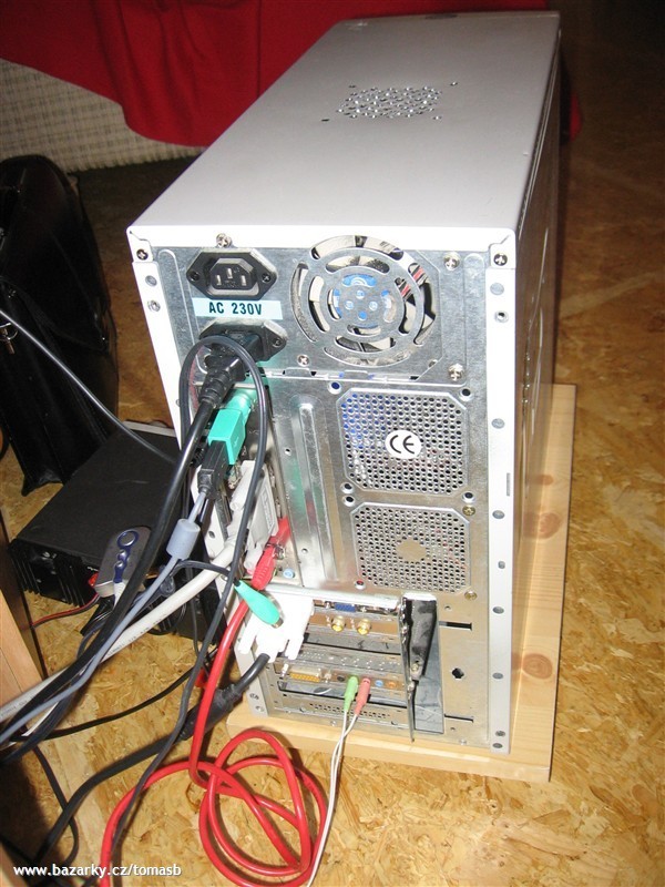 PC AMD Athlon XP 2000+, 768 RAM, GeForce 7600GS, 120GB Seagate, ASUS deska - Zadn strana s bleskem pro detaily.